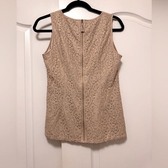 Banana Republic lace sleeveless top with gold sheen - Size 4 - Picture 2 of 3